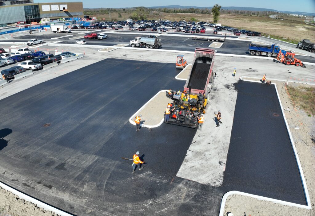 Première couche d’asphalte posée sur une partie du stationnement visiteur. La seconde couche sera effectuée avant la livraison du projet.